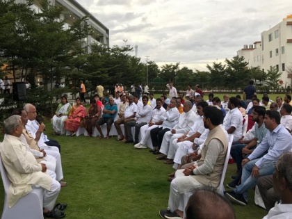 Karnataka political crisis: BJP MLA meeting at Ramada Hotel in Bengaluru | कर्नाटक सियासी संकटः फ्लोर टेस्ट से पहले BJP ने विधायकों को होटल में बुलाया, बैठक कर बनाई नई रणनीति 