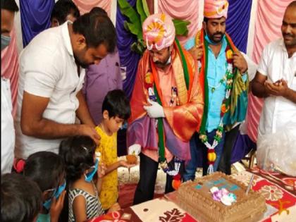 Karnataka BJP MLA Throws Mega Birthday Bash Amid Coronavirus Lockdown | कर्नाटक: बीजेपी विधायक ने लॉकडाउन को नजरअंदाज कर मनाया जन्मदिन, 100 से ज्यादा कार्यकर्ता पार्टी में हुए शामिल