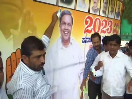 Karnataka Chief Minister's name will be announced in next 48-72 hours Siddaramaiah's supporters bathing poster with milk | कर्नाटकः अगले 48-72 घंटों में मुख्यमंत्री के नाम की होगी घोषणा, सिद्धारमैया के पोस्टर को दूध से नहालते समर्थकों का वीडियो वायरल