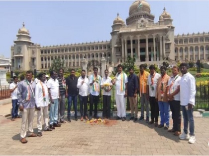 Karnataka Congress workers 'purify' assembly premises with cow urine | Watch: कर्नाटक कांग्रेस के कार्यकर्ताओं ने गोमूत्र से विधानसभा परिसर का किया 'शुद्धिकरण'
