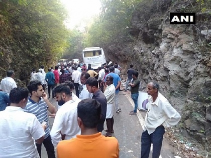 Bus collides with big stone in Karnataka, Nine People died | सड़क हादसे: कर्नाटक में पत्थर से बस टकराने से नौ लोगों की मौत, असम में तीन और जम्मू-कश्मीर में भी तीन की मौत