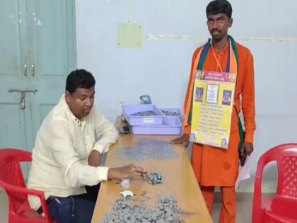 Karnataka Election 2023: Independent candidate pays Rs 10,000 deposit money in coins collected from voters | कर्नाटक विधानसभा चुनाव: 10 हजार के सिक्के लेकर नामांकन के लिए पहुंचा उम्मीदवार, अधिकारियों को पैसे गिनने में छूटे पसीने
