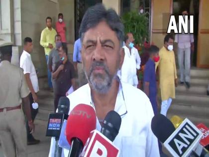 Karnataka Minister KS Eshwarappa must resign over his saffron flag remark says Karnataka Congress chief DK Shivakumar | ईश्वरप्पा के 'भगवा ध्वज' वाले बयान पर बोले शिवकुमार- कांग्रेस ने दिया नेशनल फ्लैग, BJP ले रही इसका आनंद Karnataka Minister KS Eshwarappa must resign over his saffron flag remark says Karnataka Congress chief DK Shivakumar | ईश्वरप्पा के 'भगवा ध्वज' वाले बयान पर बोले शिवकुमार- कांग्रेस ने दिया नेशनल फ्लैग, BJP ले रही इसका आनंद