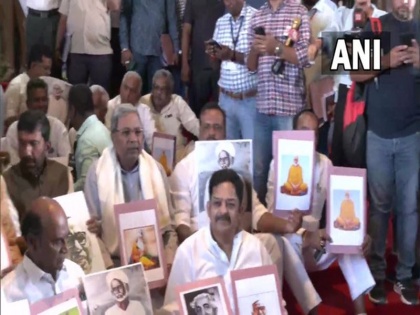 Karnataka Congress protests against putting Savarkar's picture assembly alleges BJP govt does not want proceedings | कर्नाटक: विधानसभा में सावरकर की तस्वीर लगाने पर हंगामा, कांग्रेस ने किया प्रदर्शन, लगाए गंभीर आरोप