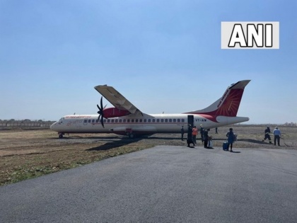 karnataka couple chit chat on mangalore to mumbai bound plane security women doubts flight delayed 6 hours | कर्नाटक: प्रेमी जोड़े ने विमान की सुरक्षा को लेकर किया ‘मोबाइल चैट’, फिर 6 घंटे तक रोका गया प्लेन, जानें पूरा मामला