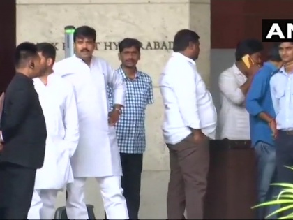 Karnataka congress JDS mla Escape will reach Hyderabad hayat hotel | बहुमत परीक्षण से पहले कांग्रेस-जेडीएस विधायकों को बस में भरकर हैदराबाद पहुंचाया गया, होटल में है पूरी तैयारी