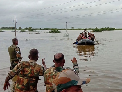 Karnataka flood: villagers got emotional after army return there | कर्नाटक बाढ़ः सेना की विदाई के समय डबडबा आईं ग्रामीणों की आंखें, कहा- जान बचाने के लिए शुक्रिया