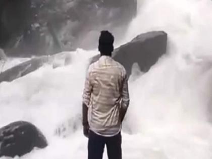 karnataka rain udupi video man fell in waterfall in shooting instagram reel | कर्नाटक: इंस्टाग्राम रील बनाने की कोशिश में शख्स हुआ हादसे का शिकार, झरने में गिरा, तलाश अब भी जारी
