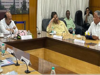 Karmataka congress mocks Karnataka minister for allegedly sleeping during flood review meeting | कर्नाटक: बाढ़ की समीक्षा बैठक में 'सोते' नजर आए मंत्री! कांग्रेस ने तस्वीरें शेयर कर कसा तंज