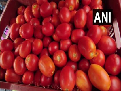 Karnataka Miscreants hijack a vehicle full of tomatoes abscond with goods worth 2 lakhs | कर्नाटक: बदमाशों ने टमाटर से भरी गाड़ी को किया हाईजैक, 2 लाख की कीमत वाले माल को लेकर हुए फरार