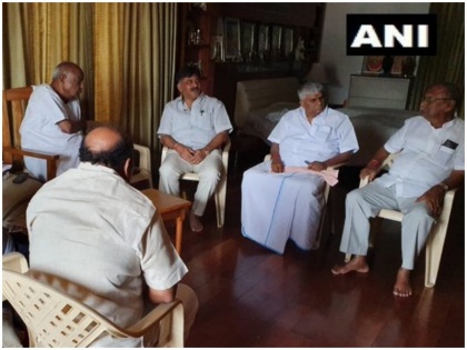karnataka crises: BJP MPs join the MLAs to take the MLAs to Mumbai | कर्नाटक संकट: भाजपा सांसद से जुड़ी कंपनी का है विधायकों को मुंबई ले जाने वाला विमान