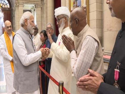 karnataka Shah Rashid Ahmed Qadri said Never thought BJP govt would give me Padma award PM Modi proved me wrong | "कभी नहीं सोचा था कि भाजपा सरकार मुझे पद्म पुरस्कार देगी, पीएम मोदी ने मुझे गलत साबित किया" PM से बोले शाह रशीद अहमद कादरी; देखें वीडियो karnataka Shah Rashid Ahmed Qadri said Never thought BJP govt would give me Padma award PM Modi proved me wrong | "कभी नहीं सोचा था कि भाजपा सरकार मुझे पद्म पुरस्कार देगी, पीएम मोदी ने मुझे गलत साबित किया" PM से बोले शाह रशीद अहमद कादरी; देखें वीडियो