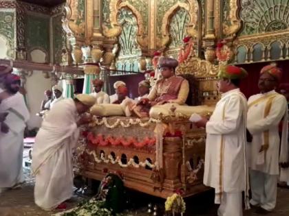 Karnataka: The king of Mysuru, Yaduveer Krishnadatta Wadiyar, performed rituals on Dasara festival | Mysore Dasara: दशहरा पर्व पर मैसूर के राजा ने सोने के सिंहासन पर बैठकर किया अनुष्ठान, विश्व प्रसिद्ध है यह उत्सव Karnataka: The king of Mysuru, Yaduveer Krishnadatta Wadiyar, performed rituals on Dasara festival | Mysore Dasara: दशहरा पर्व पर मैसूर के राजा ने सोने के सिंहासन पर बैठकर किया अनुष्ठान, विश्व प्रसिद्ध है यह उत्सव