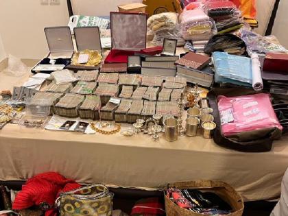 Karnataka Lokayukta raids in disproportionate assets case jewellery and cash worth lakhs recovered from BBMP official ADTP Gangadharaiah house | आय से अधिक संपत्ति मामले में कर्नाटक लोकायुक्त की छापेमारी, बीबीएमपी अधिकारी के घर से मिले लाखों के गहने और नकदी