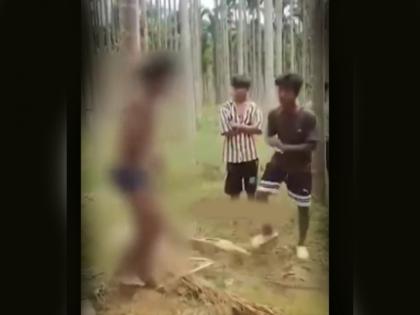 Karnataka tribal boy tied to tree and beaten Red ants kept in underwear video viral | VIDEO: कर्नाटक में आदिवासी लड़के के साथ मनावता की हदें पार! अंडरवियर में रखीं लाल चींटियां, पेड़ से बांध की मारपीट