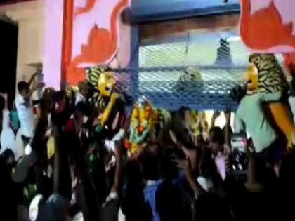 Karnataka's Koppal Temple Chaos At Event, 50 Arrested | कर्नाटक: कोरोना काल में मंदिर में वार्षिक अनुष्ठान को लेकर हिंसक विरोध, दंगे के आरोप में 50 लोग गिरफ्तार