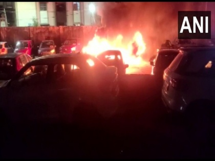 Electric vehicle catches fire in Hyderabad parking lot 3 cars burnt to ashes many other partially burned | हैदराबाद की पार्किंग में इलेक्ट्रिक वाहन में लगी आग; 3 कारें जलकर खाक, आग ने कई अन्य गाड़ियों को लिया चपेट में