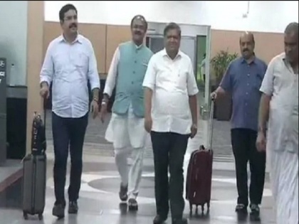 Karnataka BJP leaders reach Delhi They meet Amit Shah JP Nadda | सरकार गठन की चर्चा के लिए दिल्ली पहुंचे कर्नाटक बीजेपी के नेता, अमित शाह और जेपी नड्डा से करेंगे मुलाकात