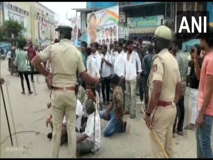 Sec 144 imposed Violence over Savarkar Tipu Sultan Flex dispute in Karnataka Shivamogga | कर्नाटकः कांग्रेस की शिकायत के बाद टीपू सुल्तान का पोस्टर फाड़ने के आरोप में 3 गिरफ्तार, शिवमोगा शहर में धारा 144 लागू