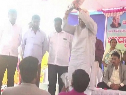 karnataka minister rv deshpande throws sports kits at national level athletes | Video:कर्नाटक के मंत्री ने फेंककर खिलाड़ियों को दिए स्पोर्ट्स किट, खेल मंत्री ने सोशल मीडिया पर लगाई क्लास
