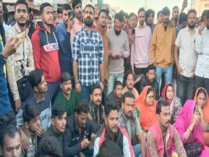 Ujjain: In the case of attempt to kidnap the girl, Karni Sena raided, police increased sections on the accused | उज्जैन: करणी सेना ने बदमाशों द्वारा युवती को अगवा करने के विवाद में किया चक्काजाम, पुलिस ने आरोपियों पर बढ़ाई धाराएं