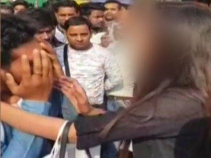 New Delhi: Man Obscene comment over Woman; she slaps Man, Drags Him To Police Station | लड़की को मनचले करने लगे तंग, दिखाई बहादुरी, थप्पड़ लगाकर दोनों को पहुंचाया थाने