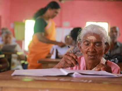 Kerala:At 96 yrs,Karthiyani Amma of Alappuzha Dist.scores 98/100 marks in 'Aksharalaksham' literacy program of Kerala State Literacy Mission | केरलः 96 साल की अम्मा ने दी परीक्षा, 100 में 98 अंक लाकर बनीं टॉपर