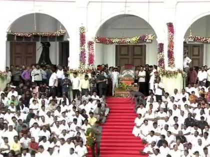 Karunanidhi funeral live streaming from marina beach chennai | Karunanidhi Funeral Video Live: राजाजी हॉल में दिग्गजों का जमघट, करुणानिधि को अंतिम विदाई देने पहुंचे पीएम मोदी