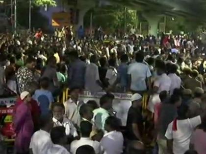 TamilNadu: DMK Chief M Karunanidhi is admitted at Chennai's Kauvery hospital, here Police lathi charge crowd gathered outside | तमिलनाडु: करुणानिधि की हालत में सुधार, अस्पताल के बाहर समर्थकों की पुलिस से झड़प