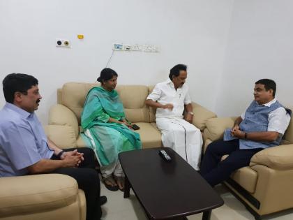 DMK chief Karunanidhi's health condition worsened, Dayalu Ammal come to meet her husband | डीएमके प्रमुख करुणानिधि की हालत बिगड़ी, पति से मिलने आयीं दयालु अम्मल, गडकरी भी पहुंचे