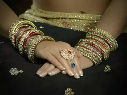 karwa chauth 2020 keep these things in mind while wearing bangles | Karwa Chauth 2020: करवा चौथ पर भूलकर भी न पहनें ऐसी चूड़ियां, होता है अशुभ