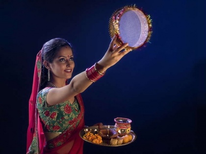 karva chauth significance why women look moon with sieve on Karva Chauth | Karva Chauth 2019: करवाचौथ पर छलनी से क्यों देखते हैं चांद? जानिए वजह