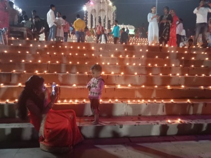 Video: The city of Vishwanath was decorated on Kartik Purnima with lakhs of lamps being illuminated at the Ghats of Kashi | Video: काशी के अर्धचंद्राकार घाट रोशन हो रहे लाखों दीयों से, कार्तिक पूर्णिमा पर सज उठी विश्वनाथ की नगरी