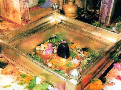 Corona virus Varanasi Devotees not allowed to touch Kashi Vishwanath | बाबाविश्वनाथ मंदिर पर कोरोना संकट, बाबा के गर्भ गृह में 31मार्च तक प्रवेश पर रोक लगी, मथुरा और वृंदावन नहीं पहुंच रहे श्रृद्धालु
