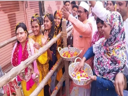 In the midst of the Gyanvapi controversy, the Muslims of Banaras presented an example of Ganga-Jamuni Tehzeeb by throwing roses in the path of Shiva devotees | ज्ञानवापी विवाद के बीच बनारस के मुसलमानों ने शिवभक्तों की राह में गुलाब फेंककर पेश की गंगा-जमुनी तहजीब की मिसाल