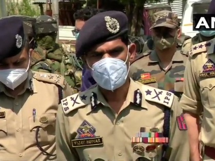 Jammu Kashmir terrorists attack bjp leader Ten bodyguards all arrested suspended | दस बाडीगार्ड, फिर भी आतंकी हमले में नहीं बच पाए तीनों बाप-बेटे, शक के आधार पर सभी गिरफ्तार और निलंबित