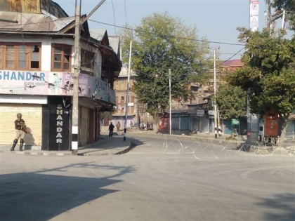 Corona Lockdown: Shab-e-Barat for the first time in the Kashmir Valley did not have mass prayers and prayers | कोरोना लॉकडाउन: कश्मीर घाटी में पहली बार शब-ए-बारात पर सामूहिक नमाज और दुआ नहीं हुई