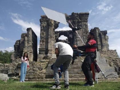 Film makers' interest again increased in Kashmir, more than 500 applications came, shooting of about 150 going on | कश्मीर में फिल्म निर्माताओं की फिर बढ़ी दिलचस्पी, 500 से अधिक आए आवेदन, लगभग 150 की जारी है शूटिंग Film makers' interest again increased in Kashmir, more than 500 applications came, shooting of about 150 going on | कश्मीर में फिल्म निर्माताओं की फिर बढ़ी दिलचस्पी, 500 से अधिक आए आवेदन, लगभग 150 की जारी है शूटिंग