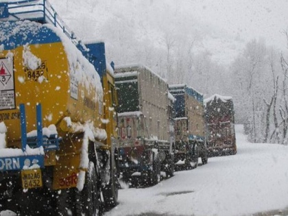 kashmir snowfall Jammu-Srinagar National Highway price hike imd report Jan 18-19 | भयानक बर्फबारी के बीच जम्मू-श्रीनगर नेशनल हाइवे का ‘चलने’ से इंकार, दाम सातवें आसमान पर, 10 दिन से हाहाकार