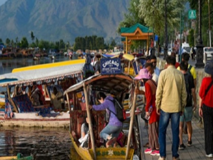 Controversy on giving priority to tourism in Kashmir amid Coron | कश्मीर में कोरोना काल में पर्यटन को प्राथमिकता देने पर प्रशासन और स्वास्थ्य विशेषज्ञ आमने-सामने