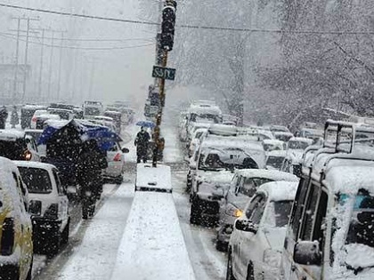 Snowfall continues for the fourth day in Kashmir, 5000 vehicles stranded, air traffic disrupted | जम्मू-कश्मीर में चौथे दिन भी बर्फबारी जारी, 5000 वाहन फंसे, हवाई यातायात बाधित