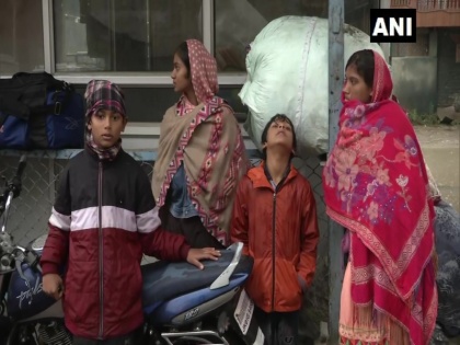 We're scared going back to our hometown," says a migrant from Rajasthan | J&K: डर के कारण कश्मीर से पलायन करने लगे प्रवासी मजदूर