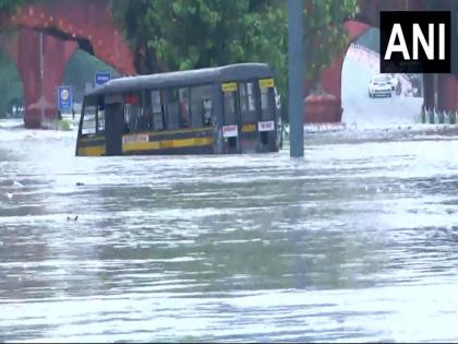 delhi flood rain Non-essential govt offices, schools and colleges to remain closed till Sunday DdMA Pvt centres advised to work from home commercial Kashmere Gate to be closed see video | दिल्ली बारिश और बाढ़ः जरूरी सेवाएं देने वाले सरकारी कार्यालयों खुले रहेंगे, डीडीएमए ने कहा-स्कूल और कॉलेज रविवार तक बंद, प्राइवेट कार्यालय के कर्मचारी घर से करें काम, जानें मुख्य बातें