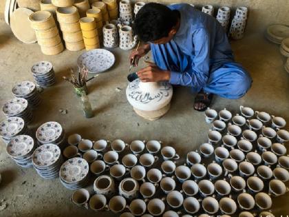 Kashmiris left their jobs and started getting immersed in the Kashmiri handicrafts business | Kashmiri Handicrafts: नौकरी छोड़ कश्मीरी हस्तशिल्प के व्यापार में डूबने लगे कश्मीरी Kashmiris left their jobs and started getting immersed in the Kashmiri handicrafts business | Kashmiri Handicrafts: नौकरी छोड़ कश्मीरी हस्तशिल्प के व्यापार में डूबने लगे कश्मीरी