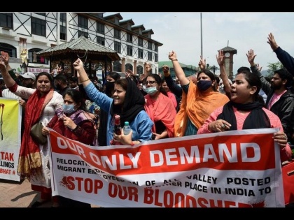 jammu kashmir kashmiri pandits protests safe places locks checkpoints | जम्मू कश्मीर: 4000 कश्मीरी पंडितों की सामूहिक पलायन की चेतावनी के बाद उनके कैंपों की घेराबंदी की गई