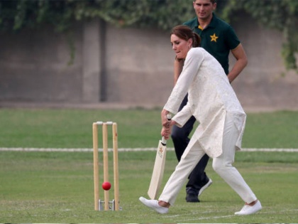 Price William and Kate Middleton Pak tour: Royals play cricket on visit to Pakistan national academy in Lahore | पाकिस्तानी खिलाड़ियों के साथ क्रिकेट खेलती दिखीं केट मिडलटन, Photos हुईं Viral