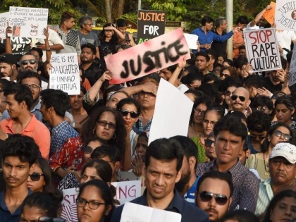 Kathua & Unnao rape case: Over 900 people detained in Kerala for protest | कठुआ- उन्नाव पर विरोध प्रदर्शन करने वाले 900 लोग हिरासत में, विरोध के नाम पर हिंसा फैलाने का आरोप