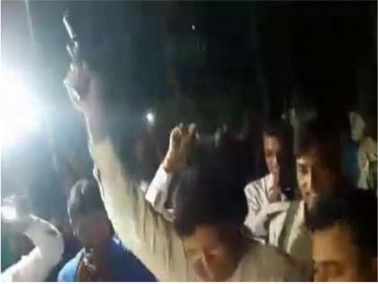 Celebratory firing by Katihar SP Siddharth Mohan Jain during his farewell ceremony | बिहारः अपनी फेयरवेल पार्टी में SP पर चढ़ा जश्न का खुमार, दनादन दागी पिस्तौल से गोलियां