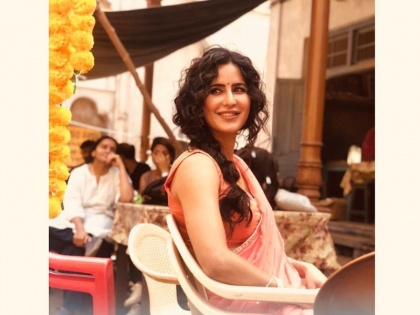 viral photo of Katrina Kaif on the set of movie Bharat | 'भारत' के सेट से वायरल हुई कैटरीना कैफ की ये अडॉरेबल फोटो, पिंक साड़ी में आईं नजर