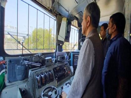 Railways Minister Ashwini Vaishnaw witnessed the functioning of 'Kavach' an indigenously designed Automatic Train Protection system Watch Video | Kavach: एक ही पटरी पर आमने-सामने से आ रही थीं ट्रेनें, 'कवच' ने रोकी टक्कर, एक में सवार थे रेल मंत्री, देखें वीडियो